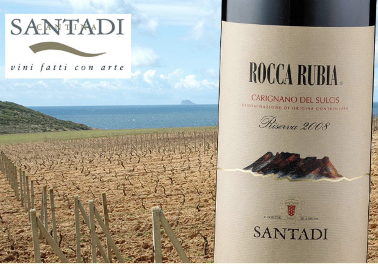 Weinflaschen von Santadi und Col d'Orcia vor sardischer und toskanischer Landschaft