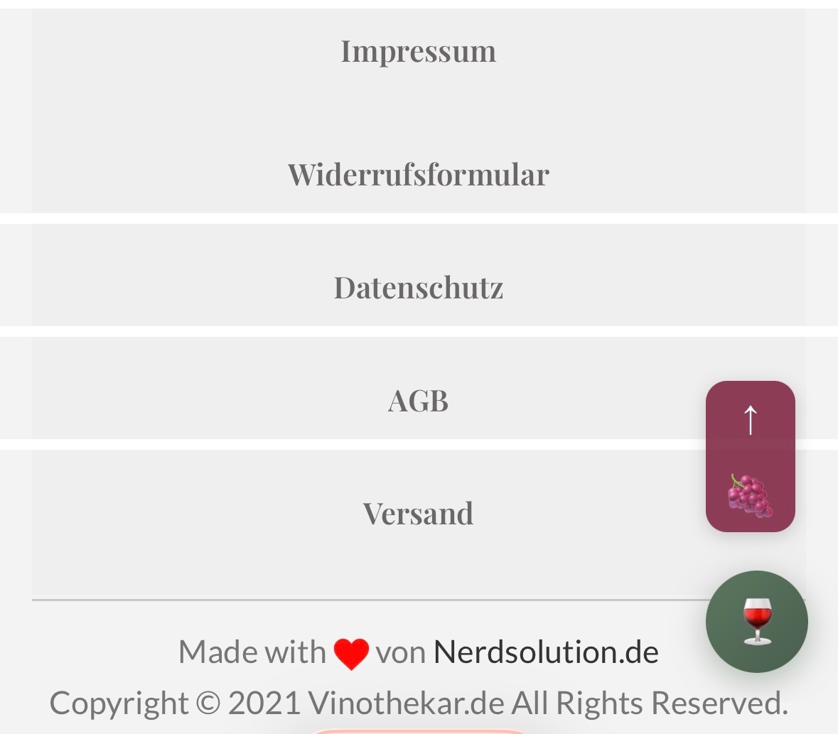 Hand klickt auf einen Widerrufsbutton im Online-Weinshop neben einer Weinflasche